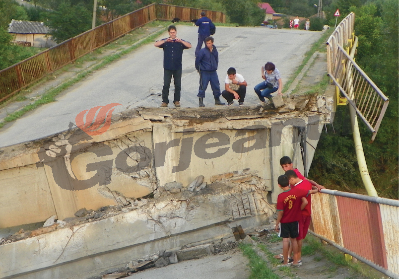 Podul de la Albeni, torpilat în două etape