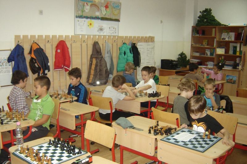 Se împlinesc 87 de ani de la data când prozatorul Mihail Sadoveanu îndemna părinţii şi cadrele didactice să îndrume preocupările copiilor şi spre şah – Şahul va fi introdus în şcoli ca materie opţională sub titulatura „Educaţie prin şah”