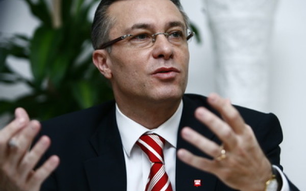 Diaconescu a ridicat-o în slăvi pe Udrea la Fundaţia Mişcarea Populară Gorj