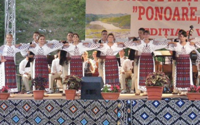 Mîţu şi Niculina Stoican au cântat lângă Podul lui Dumnezeu