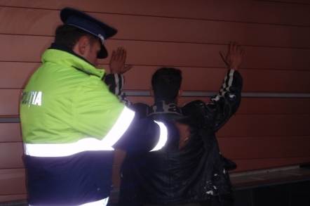 Hoţ prins în flagrant de poliţişti