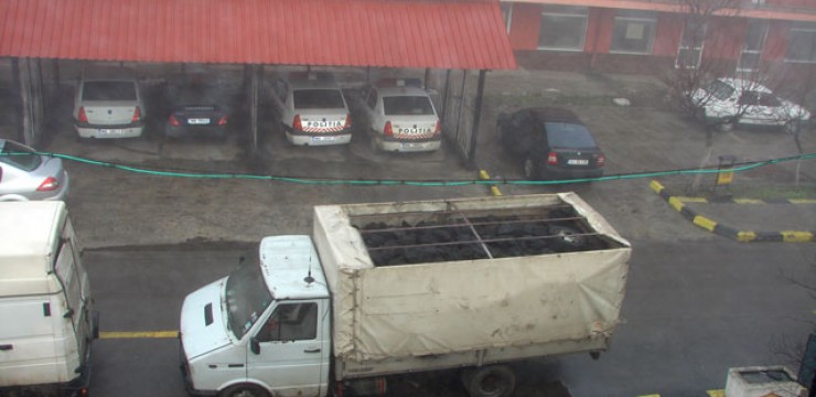 80 de tone de cărbune fără acte, confiscate de poliţişti