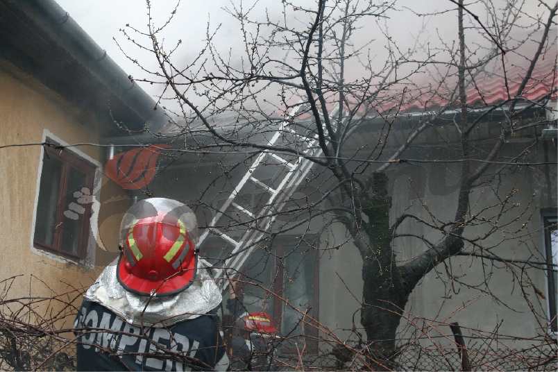 Casa unui localnic din Scoarţa, distrusă de flăcări