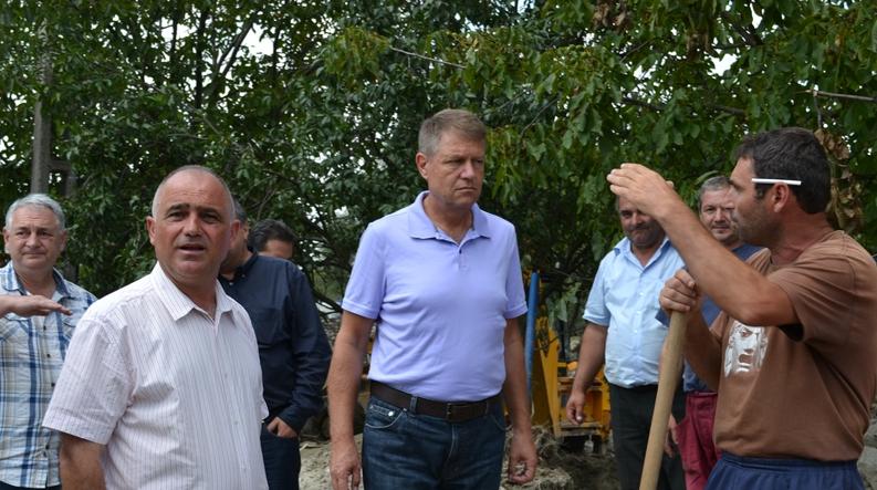 La o zi după “electorala” lui Iohannis! – Preşedintele comisiei de împărţire a donaţiilor pentru sinistraţii din Novaci a demisionat