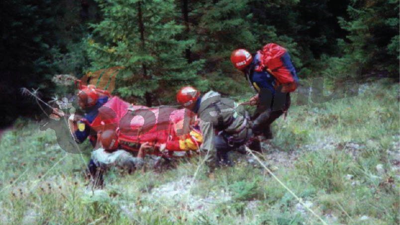 Târgujian căzut în prăpastie, salvat de salvamontiştii gorjeni