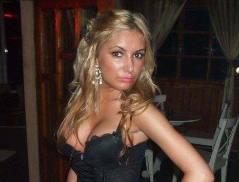 “Fetiţa tunată” a făcut show! Sexy Brăileanca şi-a dezgolit sânii lângă Primăria Băleşti