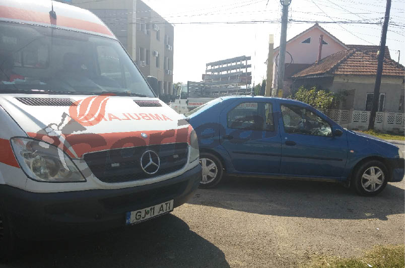 Mort în mașină după ce a fost lovit de copacul tăiat în pădure