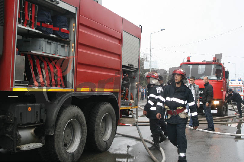 Depozit de materiale din Târgu-Jiu, distrus într-un incendiu