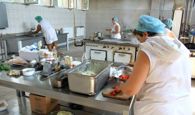 Bătaie pe posturile de bucătar şi electrician de la Spitalul Judeţean