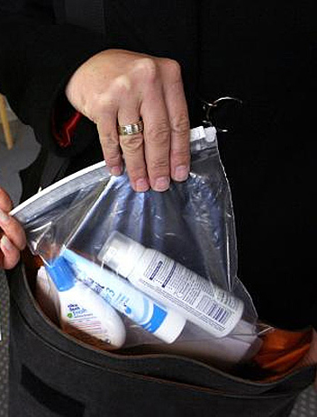 Două tinere din Telești, prinse la furat de cosmetice la mall-ul din Târgu Jiu