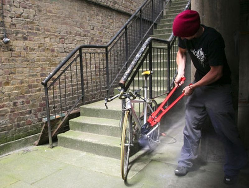 Prins în timp ce încerca să fure o bicicletă