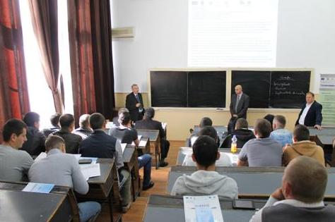 Oameni de afaceri, absolvenţi, studenţi şi cadre didactice, reuniţi la UCB