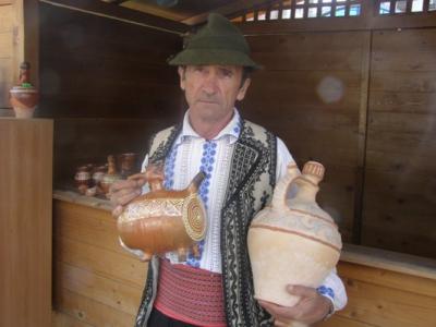 Gorjeanul Retezeanu face demonstraţii la Târgul Olarilor de la Sibiu