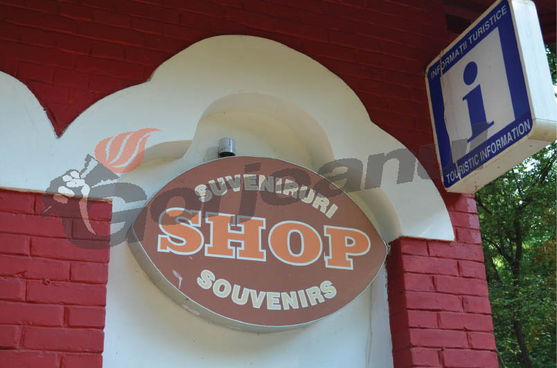 Turişti mai puţini în magazinul de suveniruri din Parcul Brâncuşi