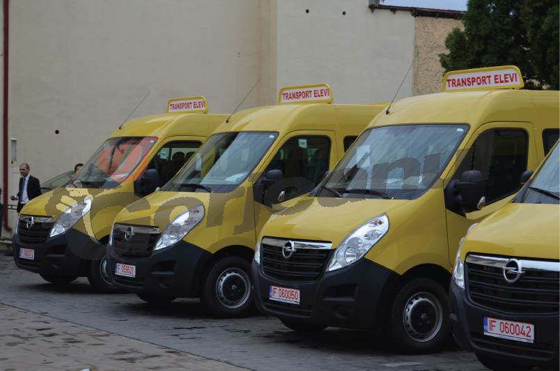 Microbuze şcolare noi pentru zece comune din Gorj