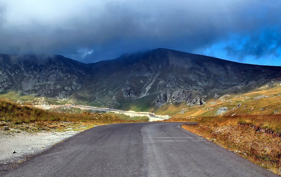 Turiştii, atraşi de peisajele tomnatice de pe Transalpina