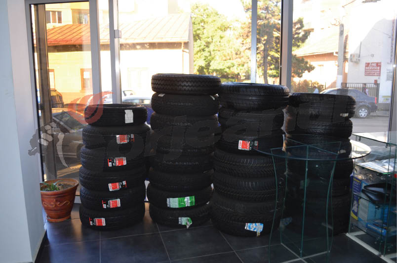 Magazinele cu profil auto din Târgu-Jiu şi-au reînnoit stocul de anvelope pentru iarnă