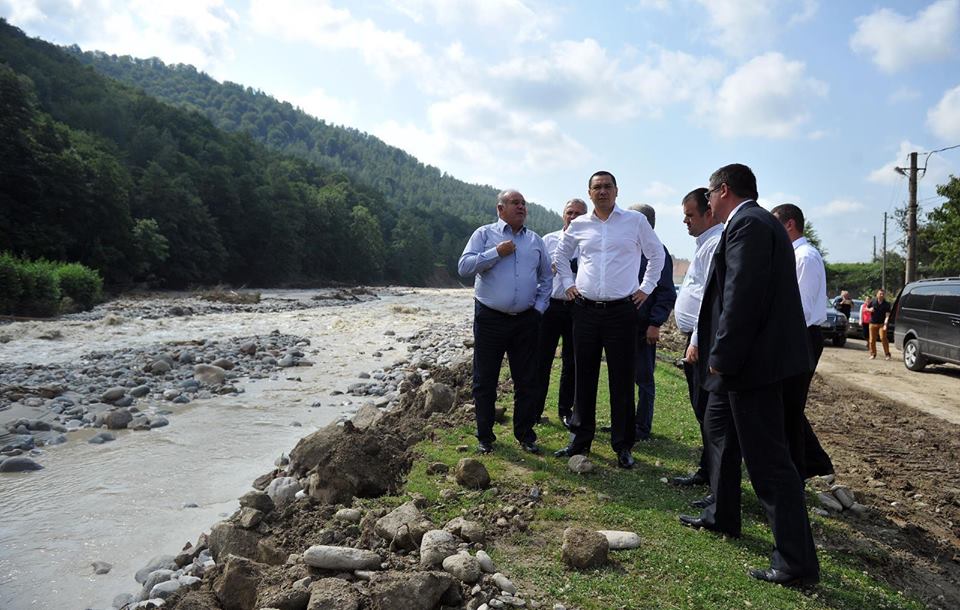 Victor Ponta a alocat bani pentru sinistraţii din Novaci