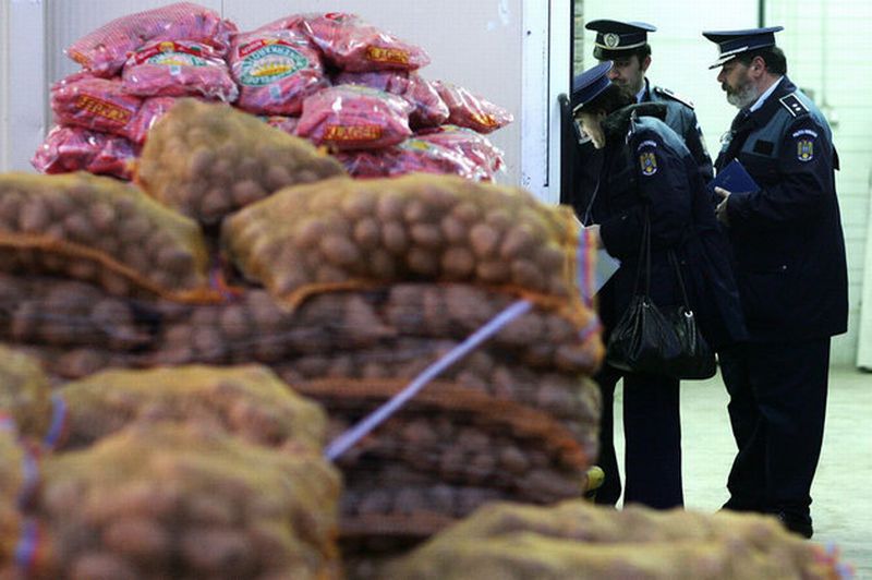 Anchetat pentru evaziune cu fructe şi legume