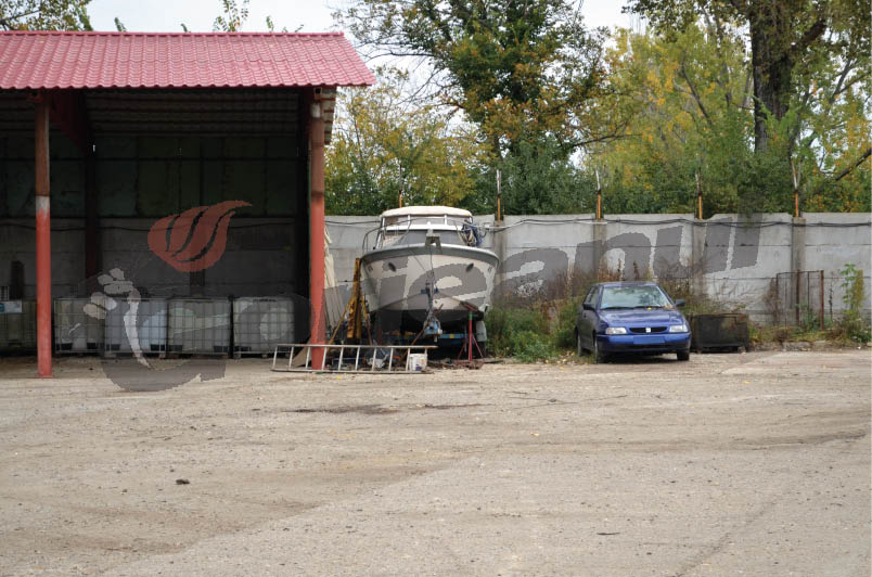 Barca unui şef din IGPR, staţionată în curtea unui afacerist din Târgu-Jiu