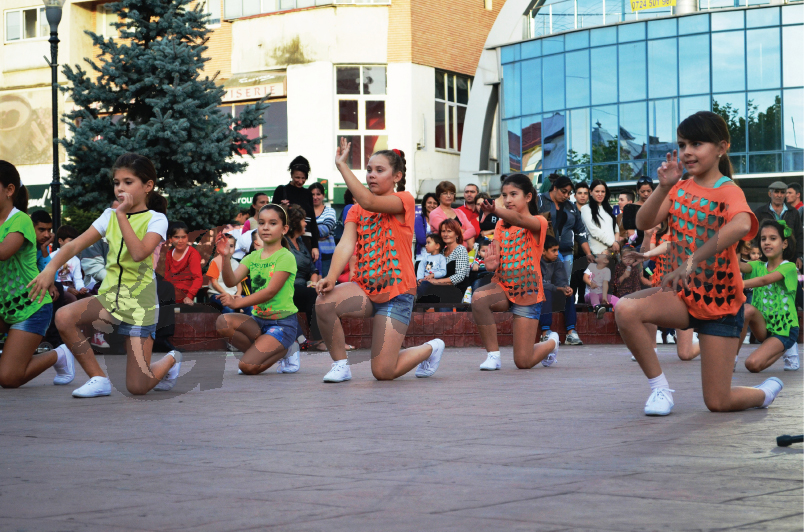 Deschidere de an şcolar cu muzică şi dans la Palatul Copiilor