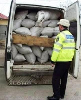 Porumb, grâu şi material lemnos, confiscate de poliţiştii din Tismana