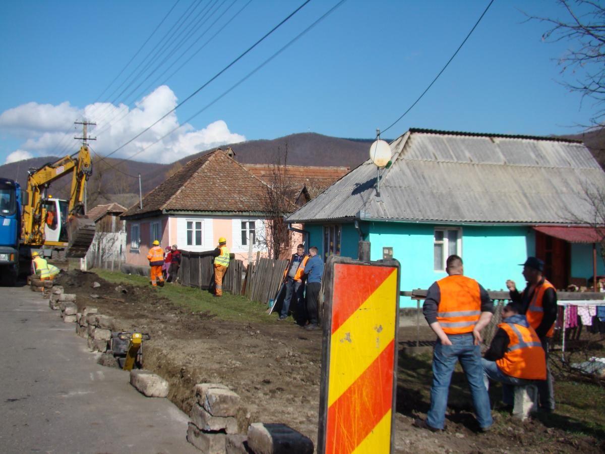 Drum sătesc de 1,5 km, reabilitat la Sadu