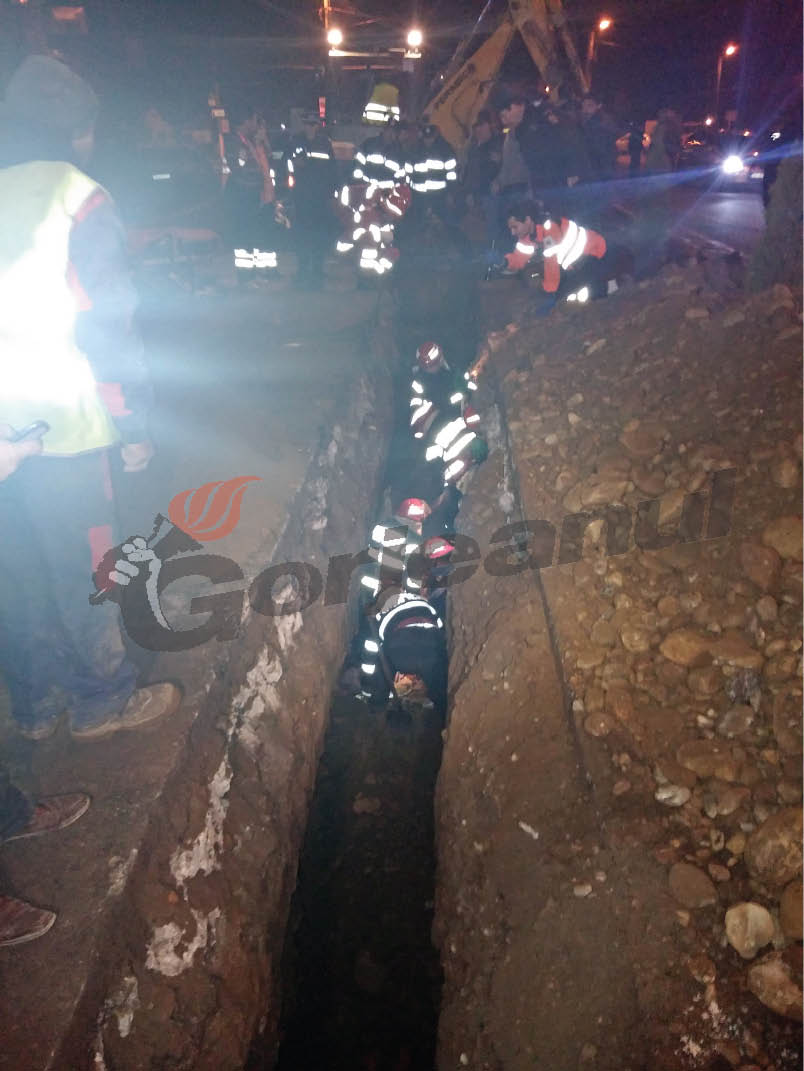 Prins sub malul de pământ al rețelei de canalizare