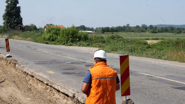 Gura târgului – Denivelări şi valuri asfaltice, între Cârbeşti şi Vârţ