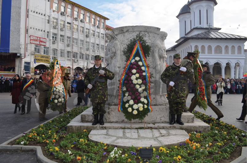 De ziua Naţională / Peste 2000 de porţii de fasole şi cârnaţi şi vin fiert, la Târgu-Jiu