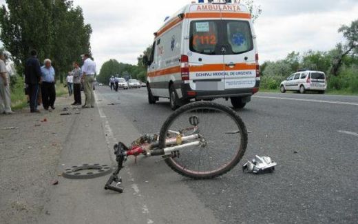 Biciclist acroşat de o autoutilitară