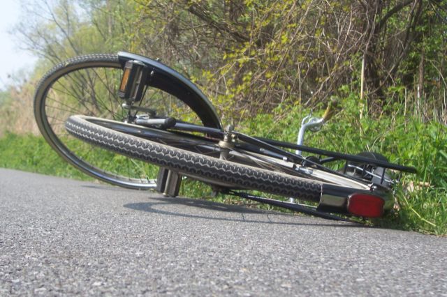 Biciclist acroşat de un şofer neatent