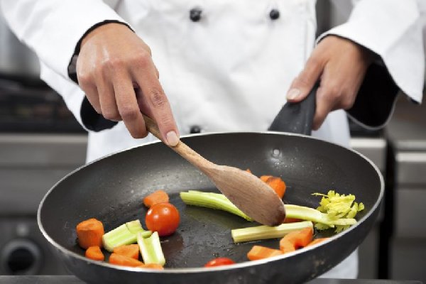 În domeniul gastronomic / Gorjenii pot câştiga 2.200 de euro în Germania