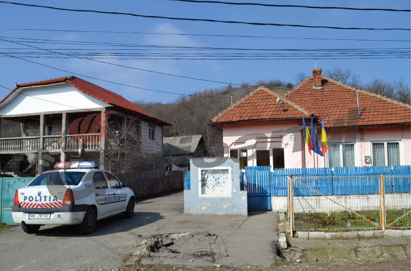 Şoferul de pe microbuzul şcolar din Borăscu şi un poliţist din Mătăsari, audiaţi la Parchetul Motru