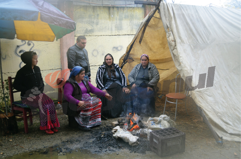 Plângere penală pentru “impostor”! Mutaţi în cort în plină iarnă, după o înşelăciune care i-a costat vila