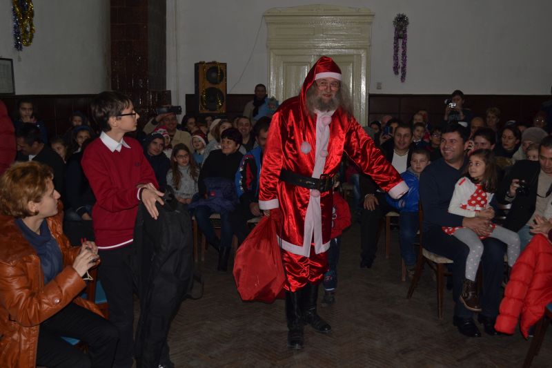 Copiii jandarmilor gorjeni, vizitaţi de Moş Crăciun