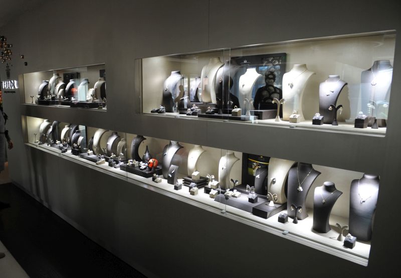 Gura târgului – Bijuterie de 10.000 de euro, achiziţionată de Călin Lemnaru