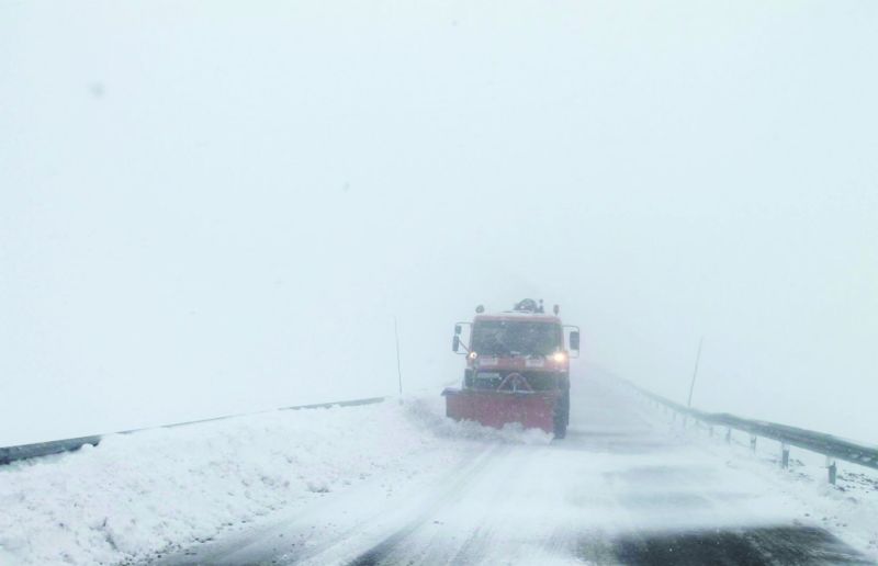 Elevi din Mehedinţi, ajutaţi de jandarmi şi drumari să coboare de la Rânca