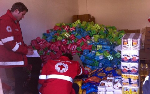 Crucea Roşie continuă să strângă alimente pentru persoanele nevoiaşe