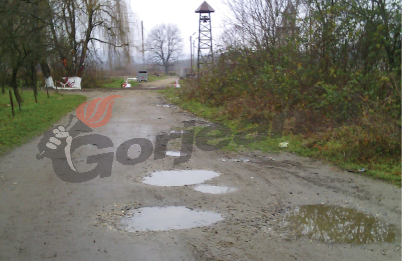 Localnicii din Bâlteni îşi conduc morţii la cimitir prin gropi şi noroaie