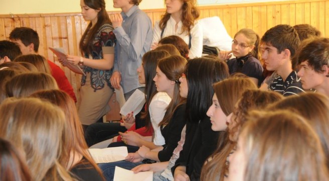 Zeci de elevi întorşi din străinătate, reînmatriculaţi în şcolile din Gorj