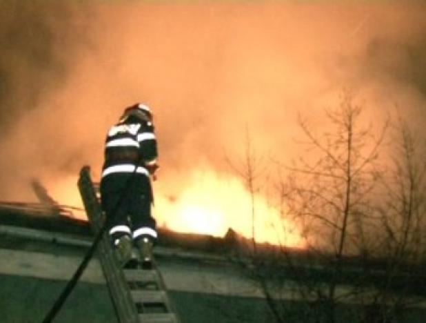 Acoperişul unei case, distrus din cauza unei afumători