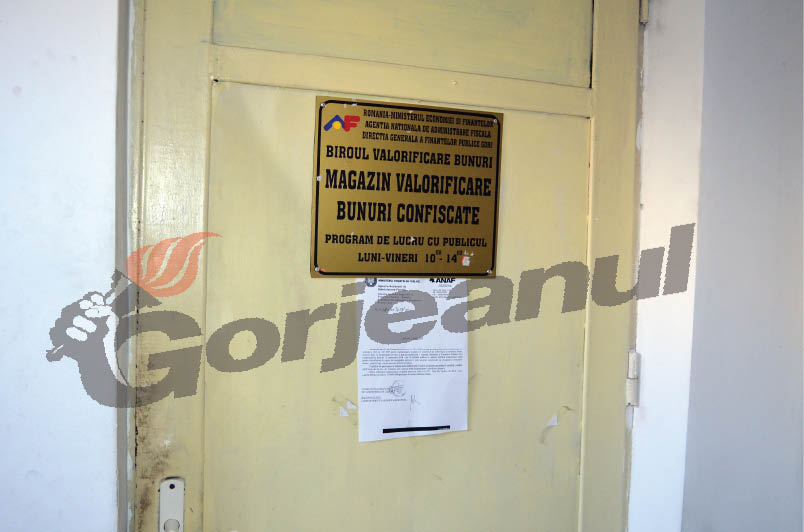 Haine de sezon ieftine la magazinul de la Finanţe