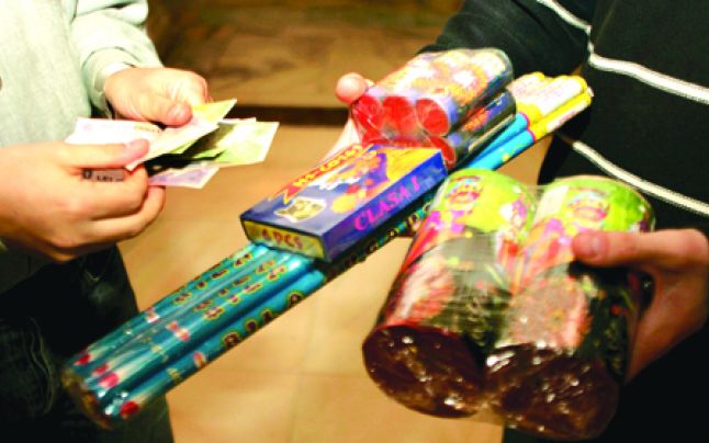 Cercetaţi penal pentru comercializare de petarde