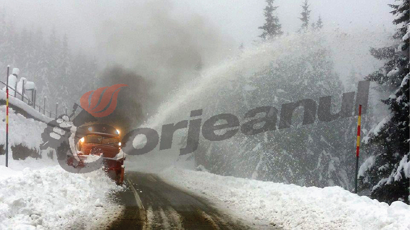 Zăpadă de 60 centimetri la Rânca / Drumarii au deszăpezit DN 67C şi au pregătit parcări pentru turişti