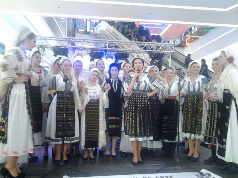 Spectacolul Liceului de Arte ”Constantin Brăiloiu” la deschiderea campaniei de iarnă la Mall