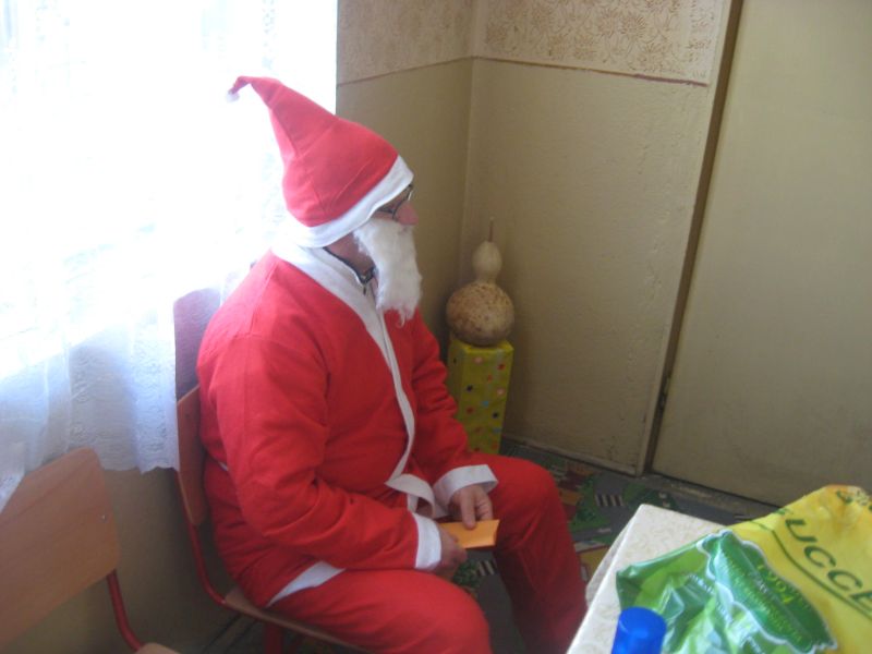 În comuna Scoarţa, Vanghelie, Moş Crăciunul copiilor de la Şcoala Primară Bobu