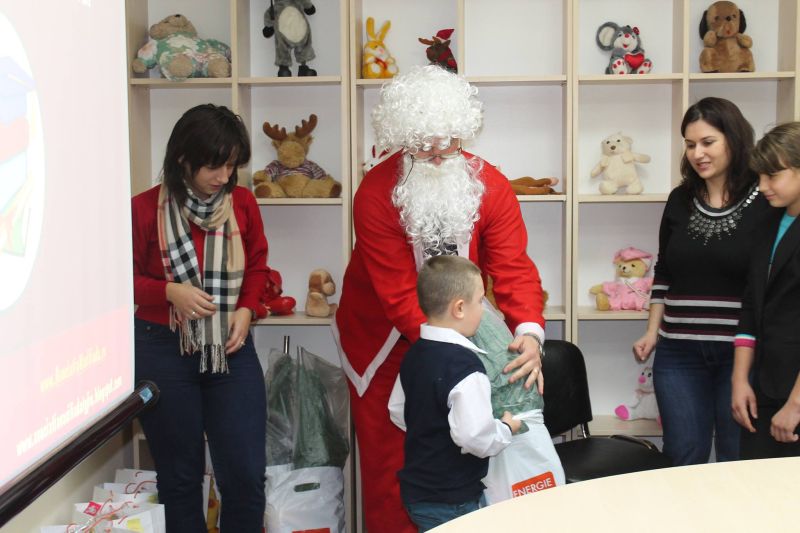 25 de copii din Gorj, ajutaţi să meargă la şcoală de Asociaţia Vasiliada şi CEZ România