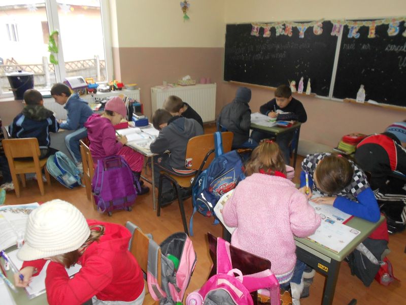 Amenzi usturătoare pentru părinţii care nu-şi trimit copiii la şcoală