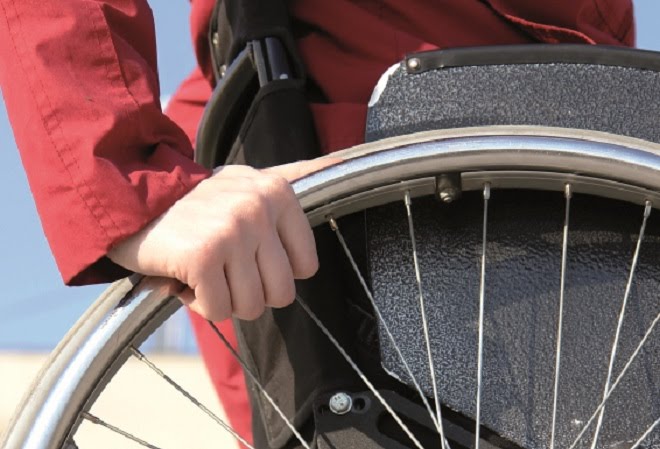 100 de posturi noi pentru asistenţii şi însoţitorii persoanelor cu handicap